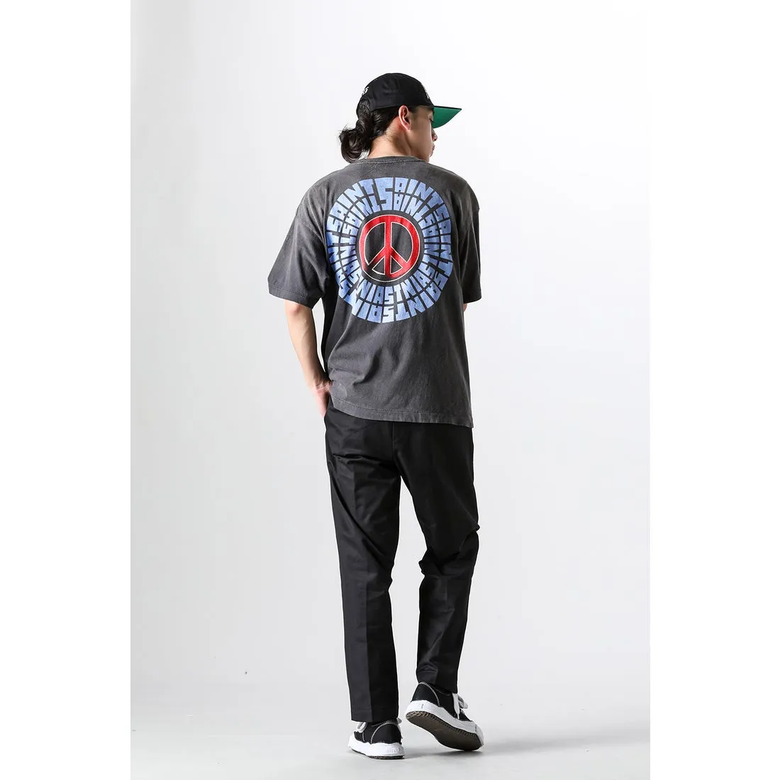 SAINT Mxxxxxx IDEOLOGICAL SS TEE/BLK Peace and anti-war crack pattern tee, washed black S-XL, look for the cylindrical fabric without side seams, the open width is almost meaningless Asut ready-made garments dyed, the whole piece is sprayed with horse-hair spray, and then sprayed again to fade, the collar and cuffs are frayed, many places are broken, oversized printing position, genuine level restoration, complete accessories, with little angel anti-counterfeiting label